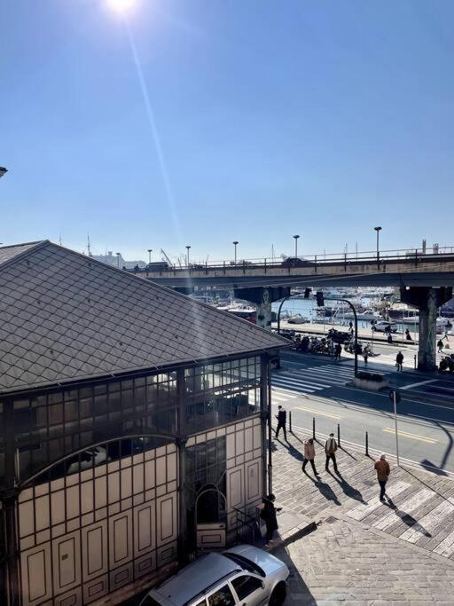 Overlooking The Porto Antico Of Genoa Apartment Exterior photo
